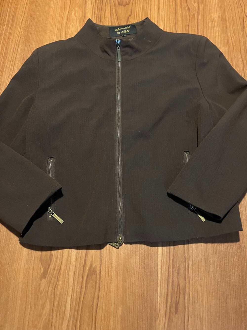 3/$15. Cute little vintage jacket M